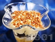 Лесен летен десерт от течна и заквасне сметана с яйчен ликьор в чаша